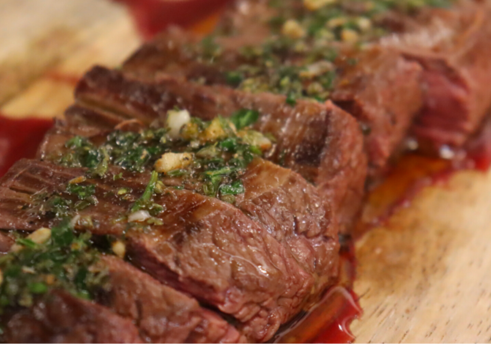 Entraña, corte argentino, con Chimichurri – Dando la brasa