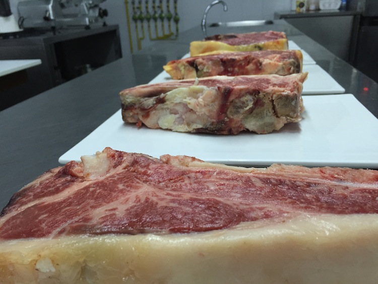 Plano corto de las chuletas iruki maduradas preparadas para el cocinado en Gastronomika 2015