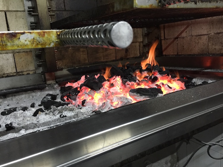 La brasa con la que se cocinaron las chuletas iruki maduradas