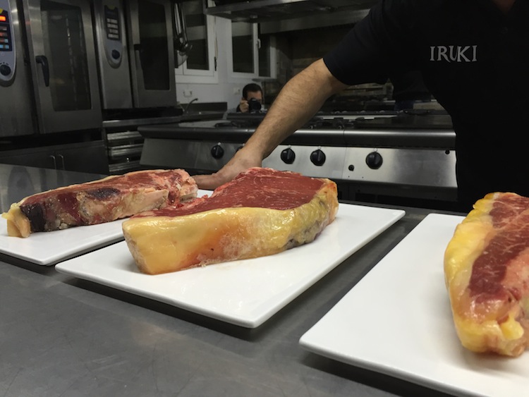 Chuletas Iruki maduradas y atemperadas preparadas para su cocinado