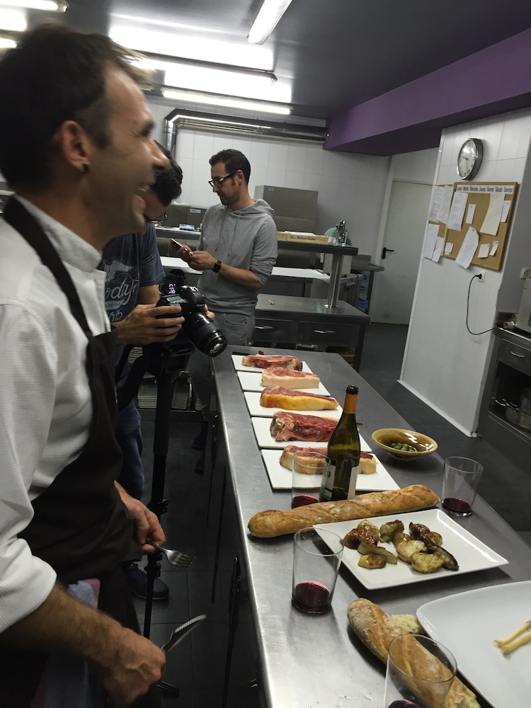 Jon Ayala preparando la degustación del producto.