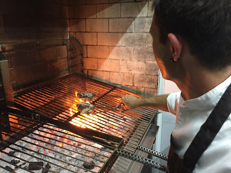 Jon Ayala cocinando Chuletas Iruki a la brasa.