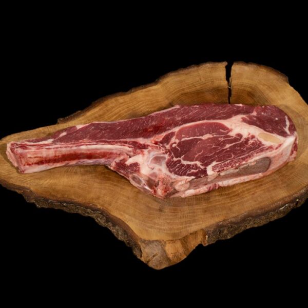 Carne de vacuno de alta calidad en tabla de madera.