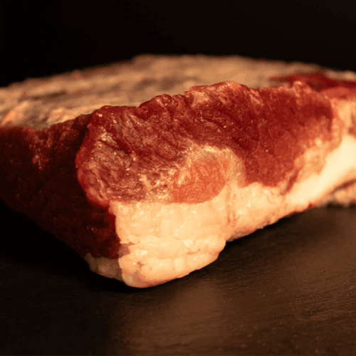 Carne de cerdo cocida, jugosa y tierna, ideal para recetas tradicionales españolas.