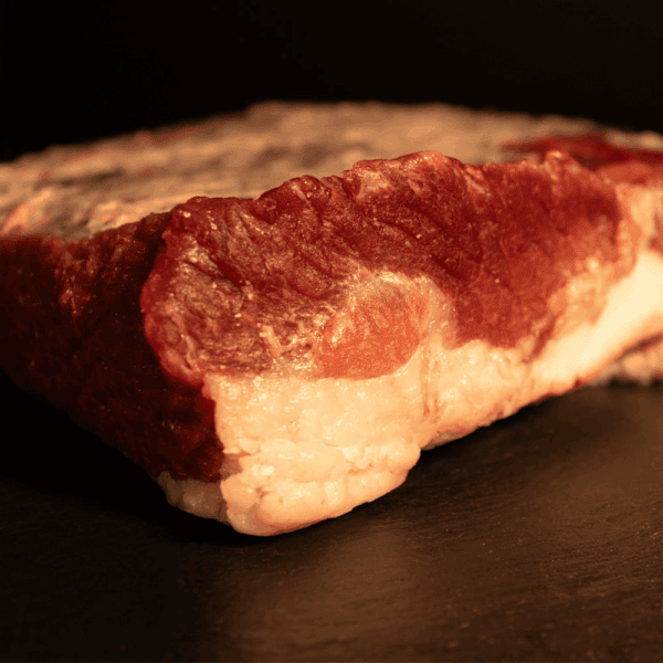 Carne de cerdo cocida, jugosa y tierna, ideal para recetas tradicionales españolas.