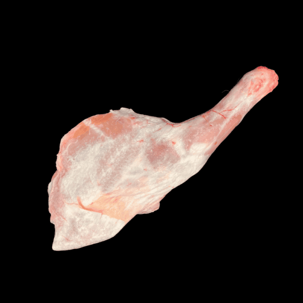 Carne de pollo cruda, recortada y sin hueso, ideal para cocinar recetas saludables.