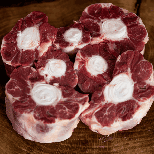 Carne de ternera fresca para asados, en cortes gruesos, ideal para cocinar a la parrilla o al horno.