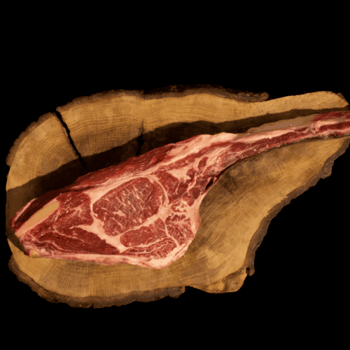 Jugoso filete de carne de res en parrilla con grasa en tabla de madera natural.